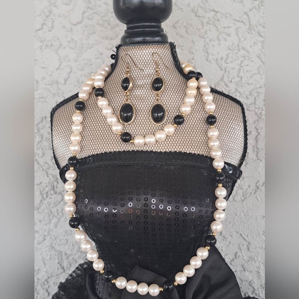 Vintage Classic Pearl Necklace with Gold Accent Set